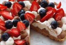 Torta con base di biscotti e burro raffreddata e farcita con 2 creme e frutta estiva