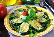 Zucchine arrostite con scamorza | Un contorno versatile e filante Zucchine arrostite con formaggio