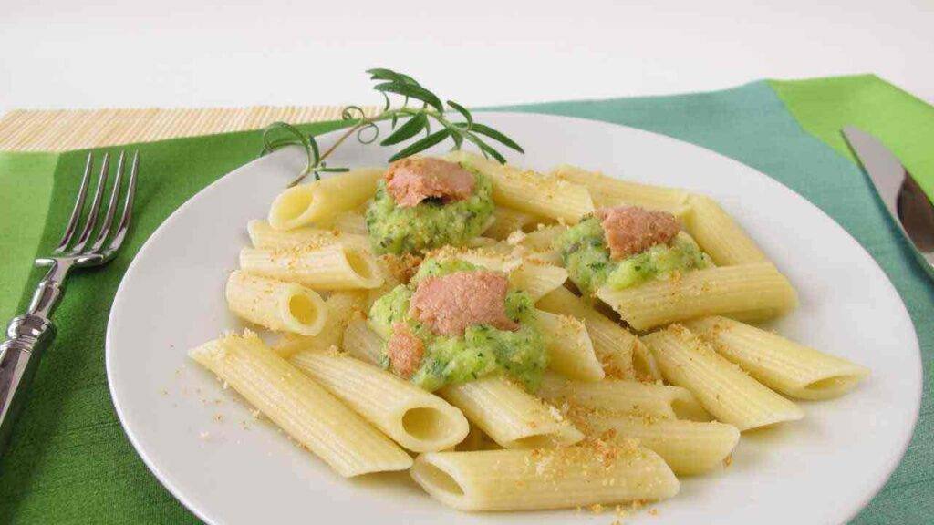 Pasta al pesto di zucchine e tonno ricetta preparazione