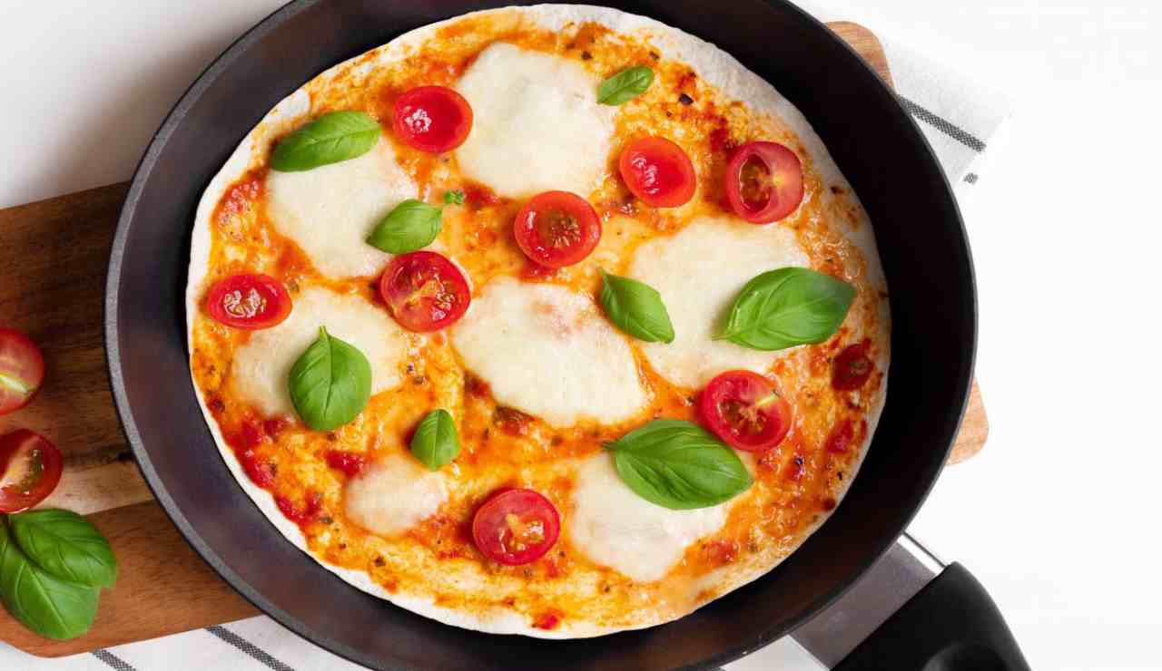 Pizza facile in padella 5 minuti  il piatto sprint perfetto per tutti