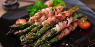 Finger food di asparagi con affettato