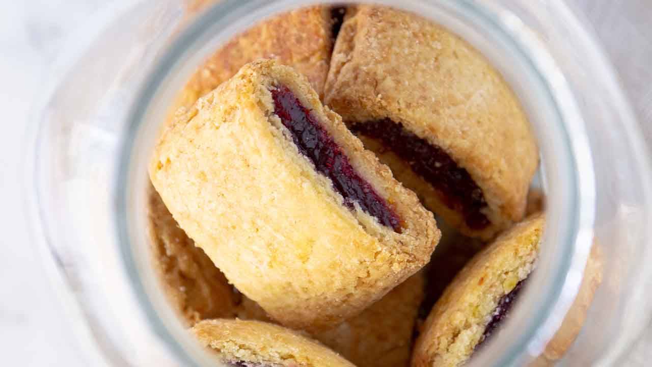 Biscotti ripieni di confettura di fichi