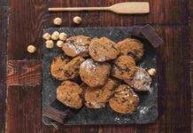 Biscottini di ceci con nocciole e fondente AdobeStock