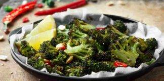 Broccoli con arachidi tostati e peperoncino AdobeStock