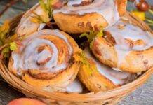 Cinnamon Rolls alle mele caramellate | Invitanti e profumatissimi Dolcetti realizzati con caramelle e burro