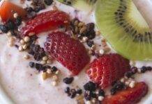 Colazione con yogurt greco semi e frutta | Dolcetto sano e genuino Colazione sana e golosa