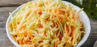Insalata di cavolo con carote e maionese