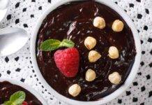 Dolce al cucchiaio con cioccolato e nocciole