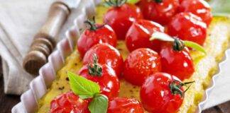 Finger food di polenta farcito e decorato con pomodorini