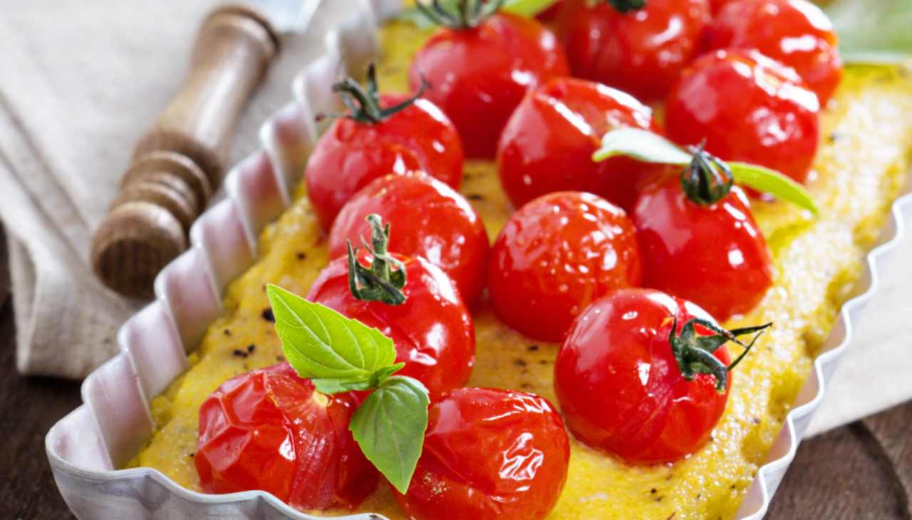 Finger food di polenta farcito e decorato con pomodorini