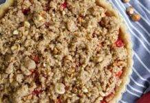 Crostata morbida alla crema con granella di nocciole e frutti rossi, morbida bontà dolce morbido crema confettura