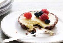 Crostatine al cacao con crema di cocco vaniglia e frutti di bosco | gustose Crostatine al cacao con crema di cocco vaniglia e frutti di bosco