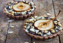 Crostatine al cioccolato con pere e pinoli | un dessert coi fiocchi Crostatine al cioccolato con pere e pinoli AdobeStock