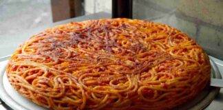 Frittata di spaghetti con cuore filante