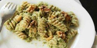 Fusilli con pesto di noci broccoli con pancetta affumicata