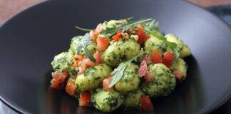 Primo di patate con ortaggi ed erbe aromatiche