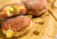 Krapfen ripieni di crema alla vaniglia AdobeStock
