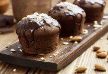 Muffin ai 3 cioccolati senza uova e burro | più leggeri ma sempre golosi Muffin ai 3 cioccolati senza uova e burro