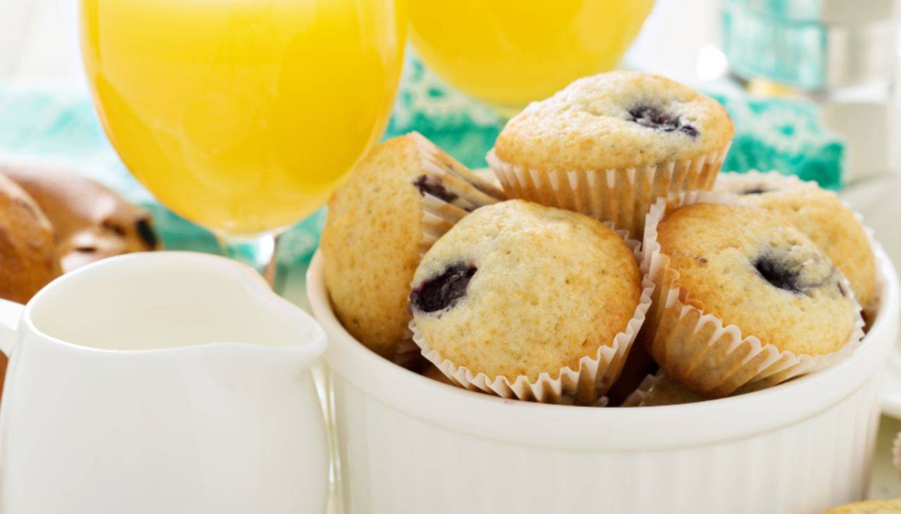 Muffin al cioccolato o altro dolce fatto in casa e un succo