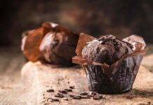 Muffin all'acqua al cioccolato AdobeStock