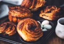 Muffin sfogliati al cioccolato | buonissimi e pronti in 15 minuti Muffin sfogliati al cioccolato AdobeStock