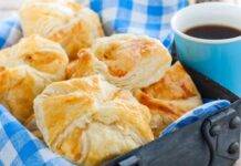 Panini alla confettura di albicocche | Si preparano con la pasta sfoglia Panini albicocche