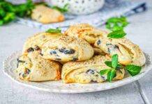 Panini sfogliati dolci con crema chantilly e more