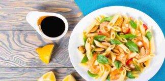 Pasta al limone con gamberi cozze e basilico AdobeStock