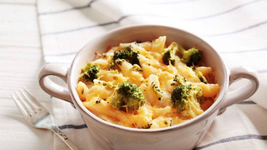Pasta con broccoli al forno senza besciamella | Filante e invitante