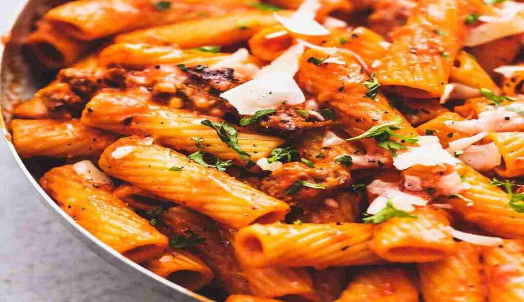 Pasta con crema di peperoni e salsiccia piccante | un tocco sprint gustoso