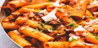 Pasta con crema di peperoni e salsiccia piccante