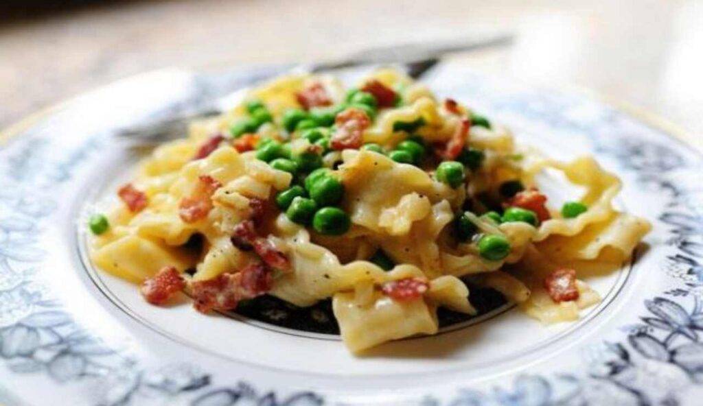Pasta con crema di porri piselli e speck | un piatto eccezionale