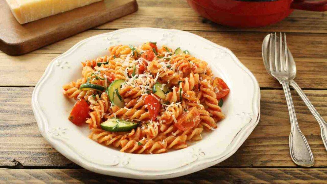 Pasta con zucchine e pomodori | Piatto piccante davvero gustoso