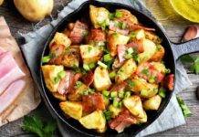 Patate arrostite aromatiche con pancetta | Tutto in padella in 10 minuti