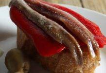 Peperoni in padella con acciughe e aceto | Saporiti e velocissimi Contorno di ortaggi con pesce