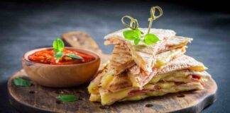 Piadine light ripiene con prosciutto cotto e asiago AdobeStock