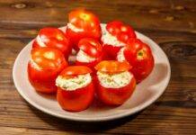 Pomodori ripieni con maionese | La cena buona anche per i bambini pomodori ripieni maionese ricetta FOTO ricettasprint