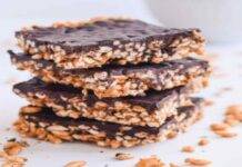 Quadrotti di riso soffiato al cioccolato burro di arachidi e cocco | deliziosi Quadrotti di riso soffiato al cioccolato burro di arachidi e cocco