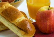 Panino morbido farcito e frutta