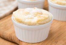 Souffle al cocco con cuore di cioccolata bianca