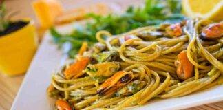 Spaghetti al pesto di pistacchi e frutti di mare