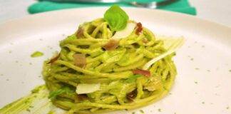 Spaghetti con pesto di avocado speck e scaglie di parmigiano