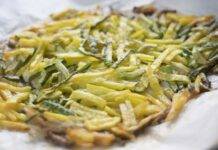 Teglia di patate e zucchine a fiammifero | Contorno leggero e ricco di gusto Ortaggi e tuberi con farina cotti in forno