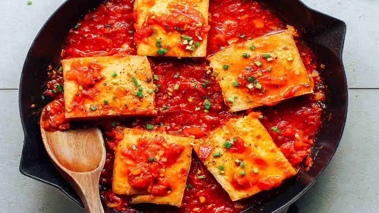 Tofu con pomodoro e prezzemolo