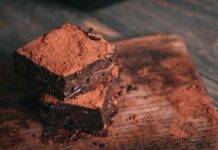 Torta al cacao con cuore morbido AdobeStock