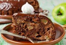 Torta al cioccolato con noci e mele | Una fetta tira l’altra Dolce al cioccolato con noci