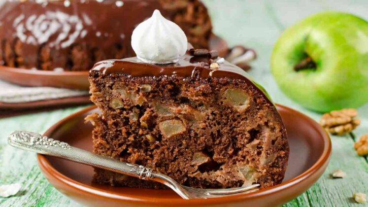 Torta al cioccolato con noci e mele | Una fetta tira l'altra