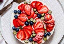 Torta allo yogurt con gelato e frutta