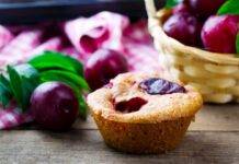 Tortina con prugne e noci | Irresistibile già al primo morso muffin con prugne