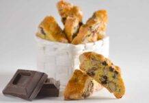 Tozzetti al cioccolato, semplici dolcetti leggeri e friabili Biscotti mandorle e cioccolato